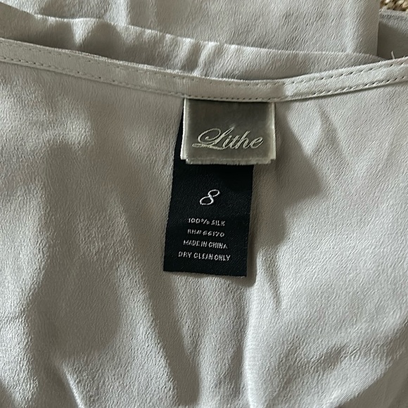 Lithe Anthropologie Grey Embroidered Floral Short Sleeve Silk Shirt Top *Sz 8* - Picture 7 of 7